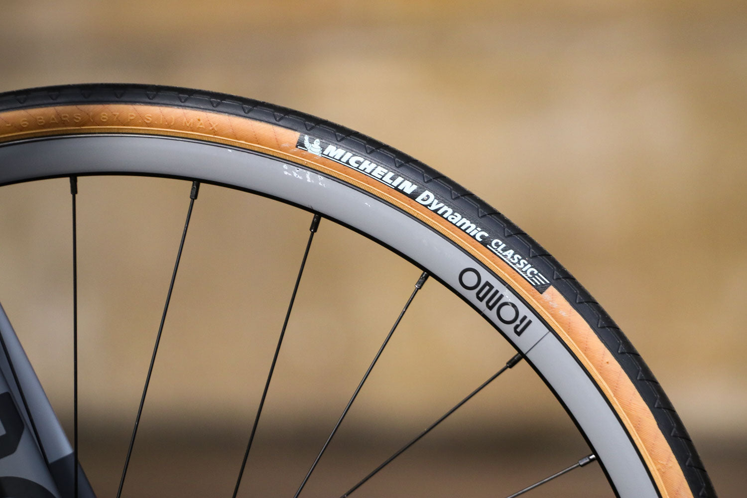Pneu vélo route Michelin Dynamic Classic Access Line - 700x28C (28-622) - Noir beige - TUBETYPE Pneu vélo route Michelin Dynamic Classic Access Line - 700x28C (28-622) - Noir beige - TUBETYPE